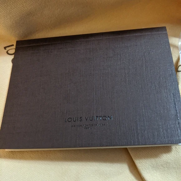 Louis Vuitton - Picture 8 of 12